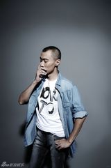 组图：郑昊拍摄最新时尚写真 玩转潮搭做雅痞