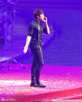 组图：亚运闭幕仁川十分钟表演 Rain激情献唱