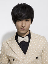 组图：成毅时尚潮男写真变波点控