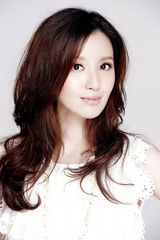 组图：优雅张萌白衣尽显小女人知性美