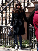 高清图：丽芙-泰勒街拍LOOK黑色大衣搭配牛仔裤