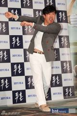 组图：韩片《斗魂》试映 金善雅透视装亮相大笑