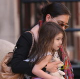 幻灯图：阿汤嫂穿黑丝抱女儿 可爱苏瑞有如小公主