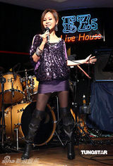 幻灯图：彭佳慧时隔七年再度发片 黄嘉千道贺 