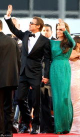 高清图：朱莉闪片绿裙华丽 皮特墨镜遮面耍个性