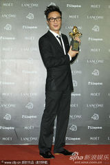 高清组图：郑中基凭借《低俗喜剧》获最佳男配角