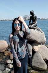 组图：秦岚出游街拍 与小美人鱼合影露香肩