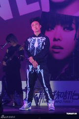 高清图：陈奕迅张靓颖参加歌会 劲歌热舞场面火爆