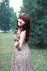 组图：曹苑梦幻童话写真 展现纯真可爱萝莉风