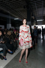 组图：吴佩慈长腿朝圣设计师 兴奋遇到时尚缪思