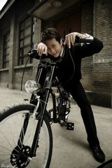 高清图：邓超纯真气质登杂志封面  谈“生存相对论” 