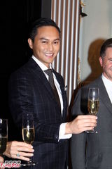 组图：张智霖修身西装展魅力 岑丽香秀香肩美腿