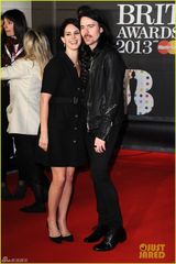 组图：打雷姐侧发长辫气质足 与男友接吻秀恩爱