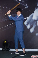 组图：林俊杰发布新专辑 秀棒球阳光帅气