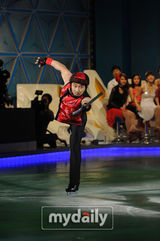 组图：韩星孙谭菲IU等盛装亮相 参加节目秀花样滑冰