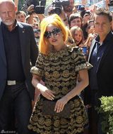 组图：Gaga穿古董刺绣蓬裙 下榻酒店被包围