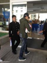 组图：贾乃亮神清气爽当奶爸 抱女儿做检查