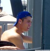 幻灯图：C罗提前结束世界杯征程 游泳纳凉狂晒胸肌