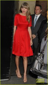 组图：泰勒-斯威夫特亮色礼服秀时尚 宣传新专辑