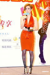 幻灯图集：郑秀文亮相上海 礼服缝合处突起像凸点