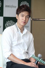 组图：李敏镐帅气出席活动 新剧将演高中生