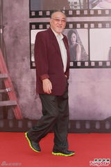 组图：梁朝伟叶德娴等众星亮相金像奖红毯