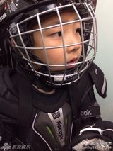 组图：石头全副武装练冰球 场上拼抢帅气十足