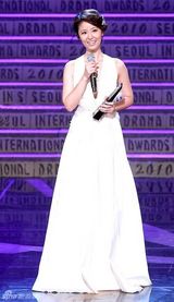 组图：林心如韩国拿大奖 黑白礼服优雅亮相