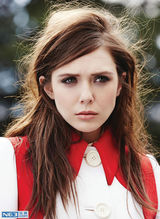 组图：《复联》红女巫写真美艳 碧眼含春映繁花