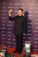 组图：李雪健获最佳男配佩戴国旗徽章领奖