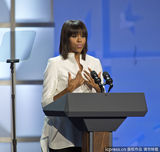 组图：佩里星条旗制服献唱 第一夫人激情演讲