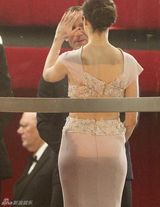 组图：英国皇室捧场007首映 克雷格突发不适