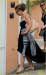 组图：布兰妮朋友家做客 进屋豪放换三点式