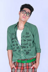 组图：袁成杰赶拍《爱情睡醒了》 复古保安装曝光