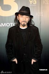 幻灯图：刘德华潮人装出席时尚活动 赞犀利哥有型