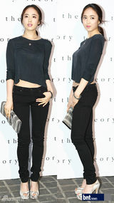 组图：少时秀英与金来沅等出席名品开业礼