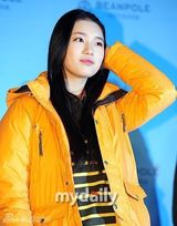 组图：韩星秀智为品牌站台 长发披肩清新邻家