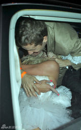 高清：希尔顿与男友吵架 厮打一团犹如“车震”