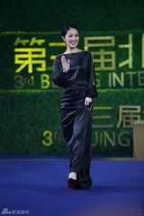 高清组图：群星华服亮相北京电影节蓝毯