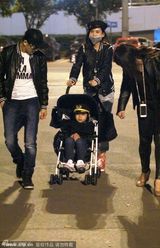 组图：林志颖携妻子全家现身 Kimi戴海军帽卖萌