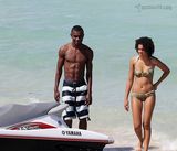 幻灯图集：科特迪瓦中场卡劳和女友迈阿密海滩戏水