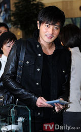 组图：张东健全黑装赴日 低调亲和打招呼