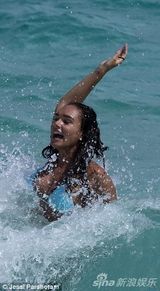 组图：F1太子女度蜜月 与老公海中热吻激情难挡