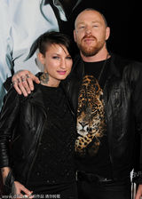 组图：德普携未婚妻亮相首映 恩爱贴面吻