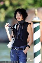 高清：张曼玉靓丽现身星味十足 摆POSE供媒体拍照