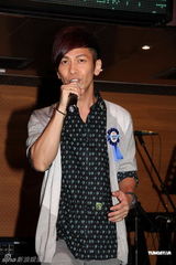 组图：张智成与歌迷过成日 现场获赠粉色情趣内衣