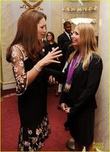 组图：凯特接见伦敦奥运获奖者 复古花边裙优雅亲切