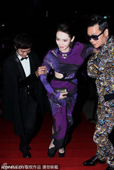 高清：戚薇被问性向称男女通吃 心虚腿软险绊倒