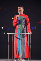 组图：刘德华北京激情开唱半裸秀胸肌