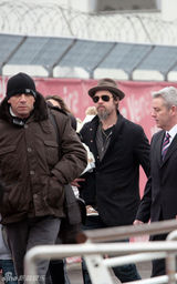 幻灯图：朱莉皮特现身威尼斯 全家秀帽子争做潮人